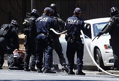 Australijos policininkai ištempė vyrą iš jo automobilio.