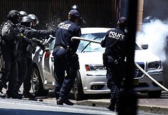Australijos policininkai ištempė vyrą iš jo automobilio.