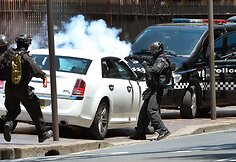 Australijos policininkai ištempė vyrą iš jo automobilio.
