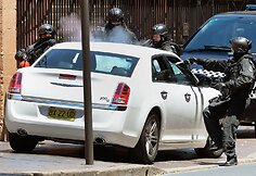 Australijos policininkai ištempė vyrą iš jo automobilio.