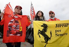Michaelio Schumacherio gerbėjai prie Grenoblio ligoninės