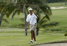 JAV prezidentas Barackas Obama žaidžia golfą. 