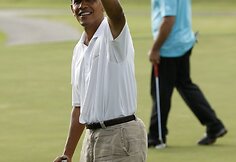 JAV prezidentas Barackas Obama žaidžia golfą. 