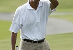 JAV prezidentas Barackas Obama žaidžia golfą. 