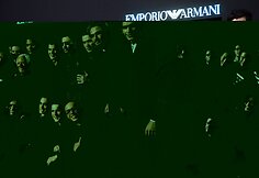 Dizaineris Giorgio Armani (centre)