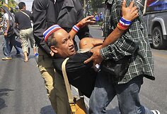Nešamas per sprogimą sužeistas protestuotojas