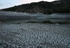 Išdžiūvęs Almadeno tvenkinys Kalifornijoje