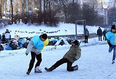 Futbolą ant sniego žaidžiantys protestuotojai Kijeve