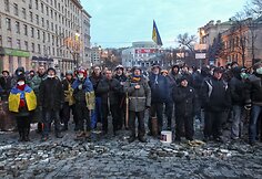 Kijeve protestuotojai dainuoja Ukrainos himną.