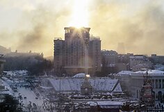 Kijeve tvyro degančių padangų dūmai