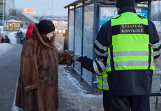 Kontrolieriai per šalčius šildo autobusų ir troleibusų keleivius karšta arbata
