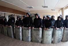 Ukrainos riau&scaron;ių policija prie vyriausybės pastate Donecke