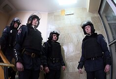 Ukrainos riau&scaron;ių policija prie vyriausybės pastate Donecke