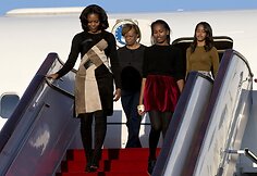 Michelle Obama su mama Marian Robinson bei dukromis Sasha ir Malia Pekine