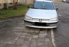Ant šaligatvio pastatytas „Peugeot“ automobilis