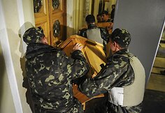 Ukrainos parlamento apsauga blokuoja įėjimą.