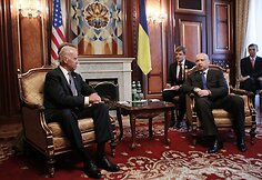 JAV viceprezidentas Joe Bidenas ir laikinasis Ukrainos prezidentas Oleksandras Turčynovas