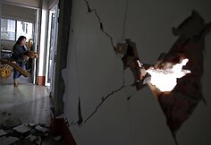 Tailande per žemės drebėjimą suskilusi siena