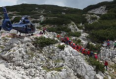 Gelbėtojai ištraukė iš urvo ištraukė sužeistą tyrinėtoją Johanną Westhauserį.