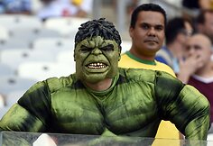 Hulko kostiumu apsirengęs futbolo sirgalius