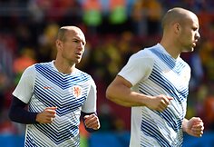 Arjenas Robbenas apšilinėja prieš rungtynes su Australijos rinktine