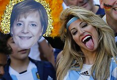 Argentinos futbolo sirgalė &scaron;alia Vokietjos kanclerės Angelos Merkel kaukės