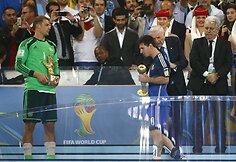Vokietijos vartininkas gavo &bdquo;Auksinės pir&scaron;tinės&ldquo; apdovanojimą, o Lionelis Messi &bdquo;Auksinio kamuolio&ldquo; apdovanojimą