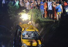 Kinijoje nuskendo mokyklinis mikroautobusas
