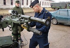 KOP Oro gynybos bataliono karys ruo&scaron;ia STINGER sistema pratyboms