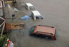 Gatvėje apsemti automobiliai
