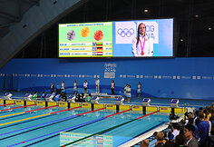 Rūta Meilutytė ant nugalėtojų pakylos