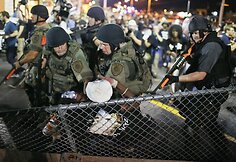 Policininkai tramdo protestuotoją Fergusone
