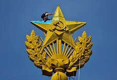 Maskvoje nežinomi asmenys buvo nudažę ant pastato esančią žvaigždę Ukrainos vėliavos spalvomis