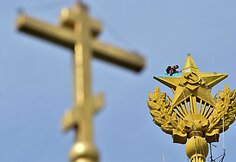 Maskvoje nežinomi asmenys buvo nudažę ant pastato esančią žvaigždę Ukrainos vėliavos spalvomis