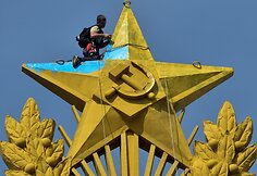 Maskvoje nežinomi asmenys buvo nudažę ant pastato esančią žvaigždę Ukrainos vėliavos spalvomis
