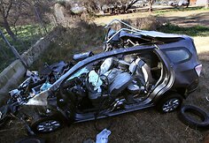 Popiežiaus Pranci&scaron;kaus giminaičių automobilis po avarijos.