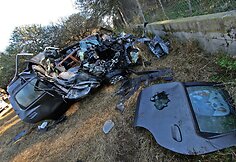 Popiežiaus Pranci&scaron;kaus giminaičių automobilis po avarijos.