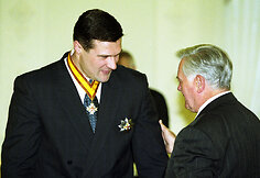 Virgilijus Alekna ir Valdas Adamkus (2001 m.)