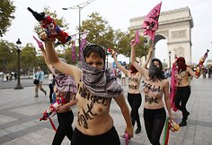 &bdquo;Femen&ldquo; protestas Paryžiuje 