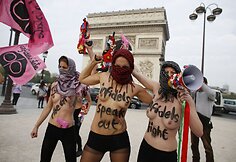 &bdquo;Femen&ldquo; protestas Paryžiuje 