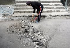 Delbacevo mieste prie daugiabučio laiptinės nukrito artilerijos sviedinys.