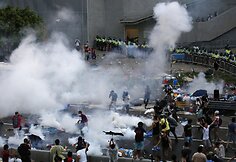 Honkonge protestuotojai buvo vaikomi panaudojus a&scaron;arines dujas.