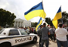 Prie Baltųjų rūmų susirinko Ukrainą palaikantys žmonės