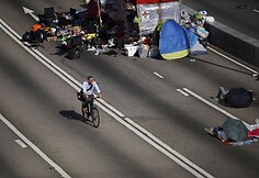Honkongo gatvė, kurioje buvos susirinkę tūkstančiai protestuotojų.