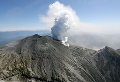 Japonijoje išsiveržė Ontakės ugnikalnis
