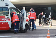 Vilniuje nuo motociklo nukrito vairuoti mokęsis vyras.