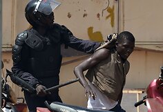 Burkina Faso sostinėje policininkas sulaikė protestuotoją