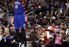 Chrisas Johnsonas ir ant žiūrovų krentantis Kyle'as Lowry