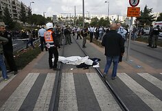 Palestinietis Jeruzalėje savo mikroautobusą nukreipė būrį žmonių.
