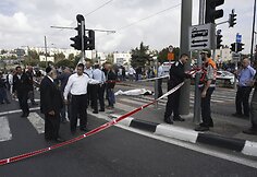 Palestinietis Jeruzalėje savo mikroautobusą nukreipė būrį žmonių.